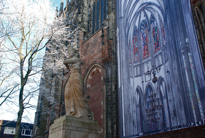 804826 Afbeelding van het Verzetsmonument op het Domplein te Utrecht, met daarachter de westgevel van de Domkerk met ...